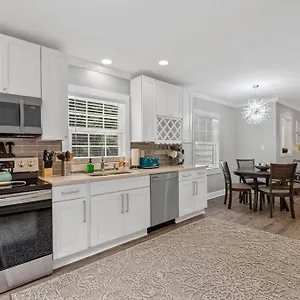 Cheerful 3 Bedroom-long Term Close To Uptown Holiday home