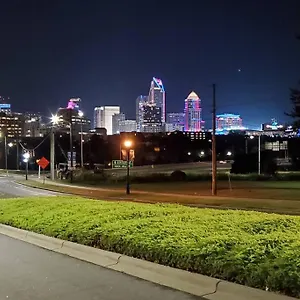 4, Sleep 6, Walk To Attractions In Uptown Apartment